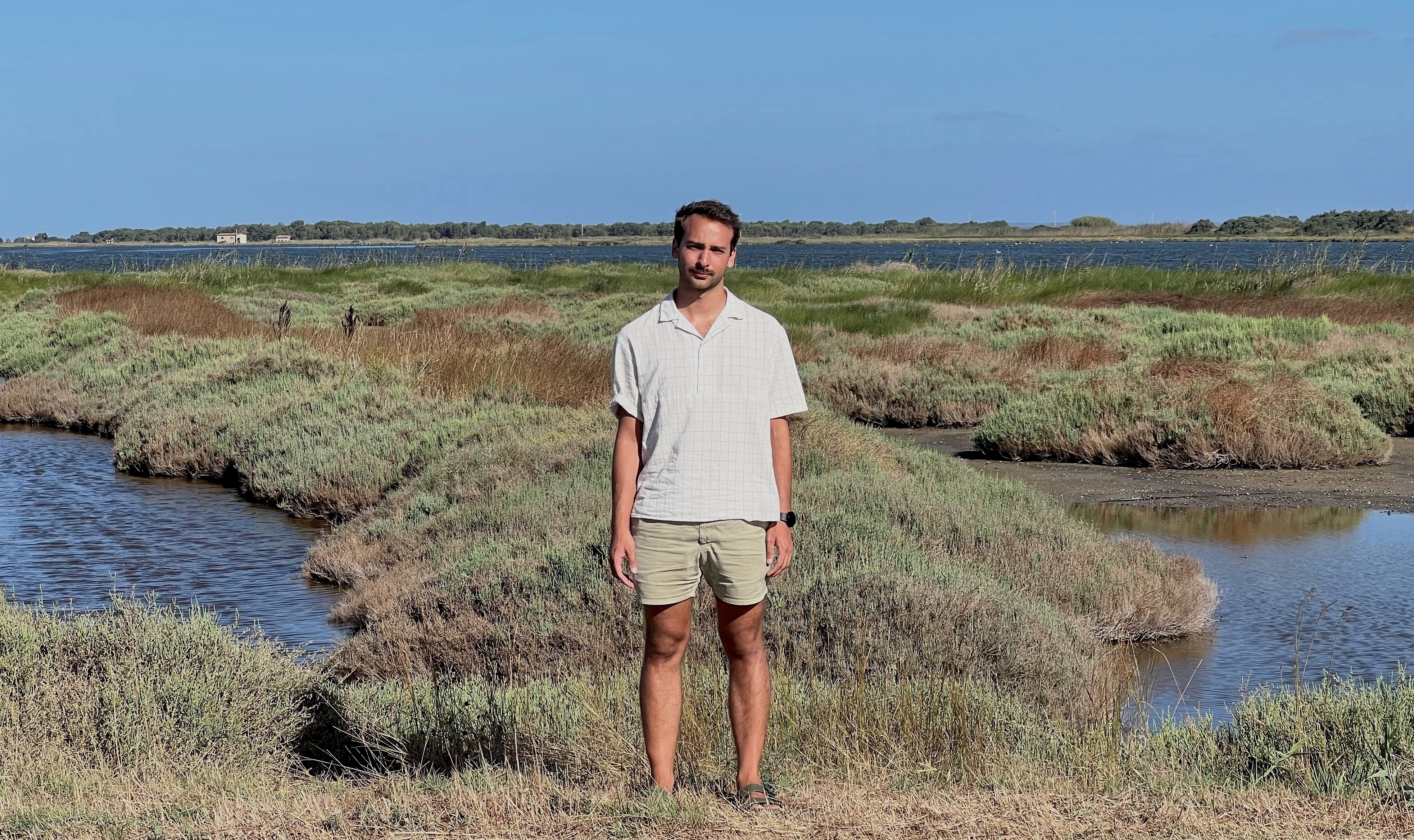 Fotografía de cuerpo entero de de Pol Monjo Roca en un paisaje natural.